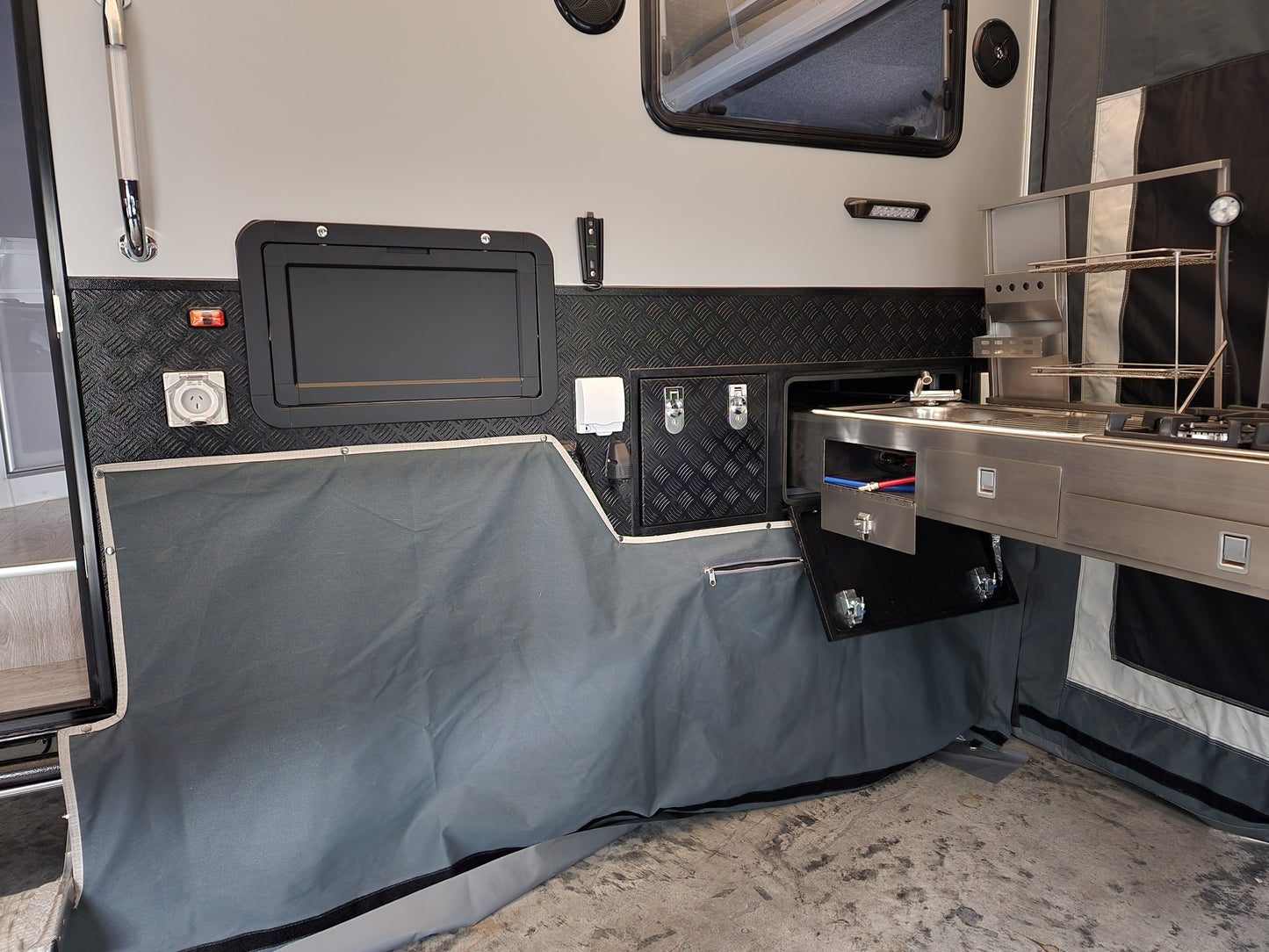 Explorer-13B Caravan